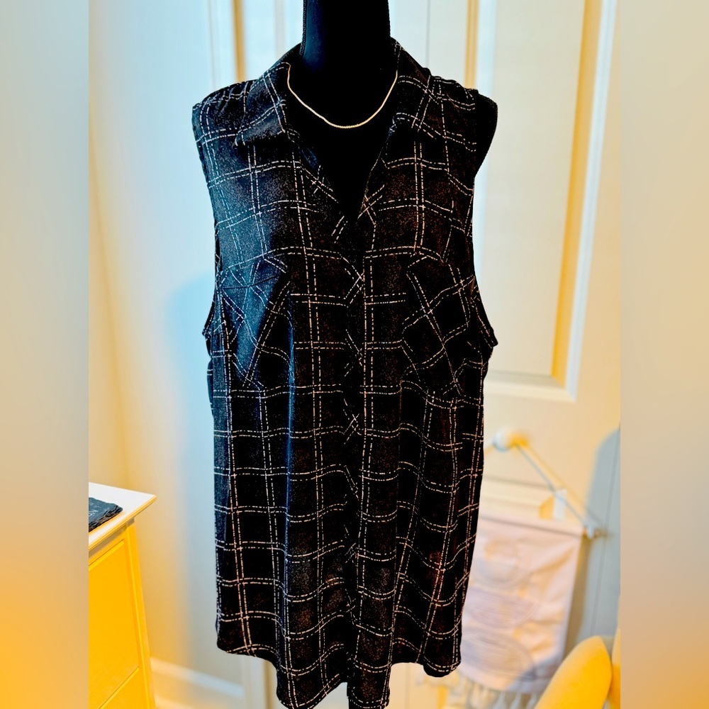 Sleeveless Blouse with Collar  size 26.‎ Never worn. Light and soft mater…